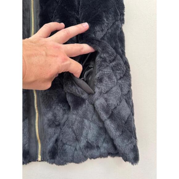 CARMEN Faux Fur Vest Womens Size S/P Black Quilted Zip Up High Collar Cozy Soft - Picture 4 of 9